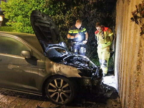 Voorkant van auto in brand